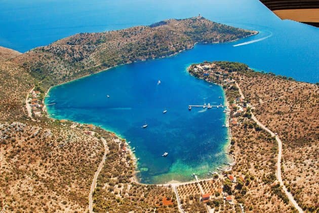 Skrivena Luka bay